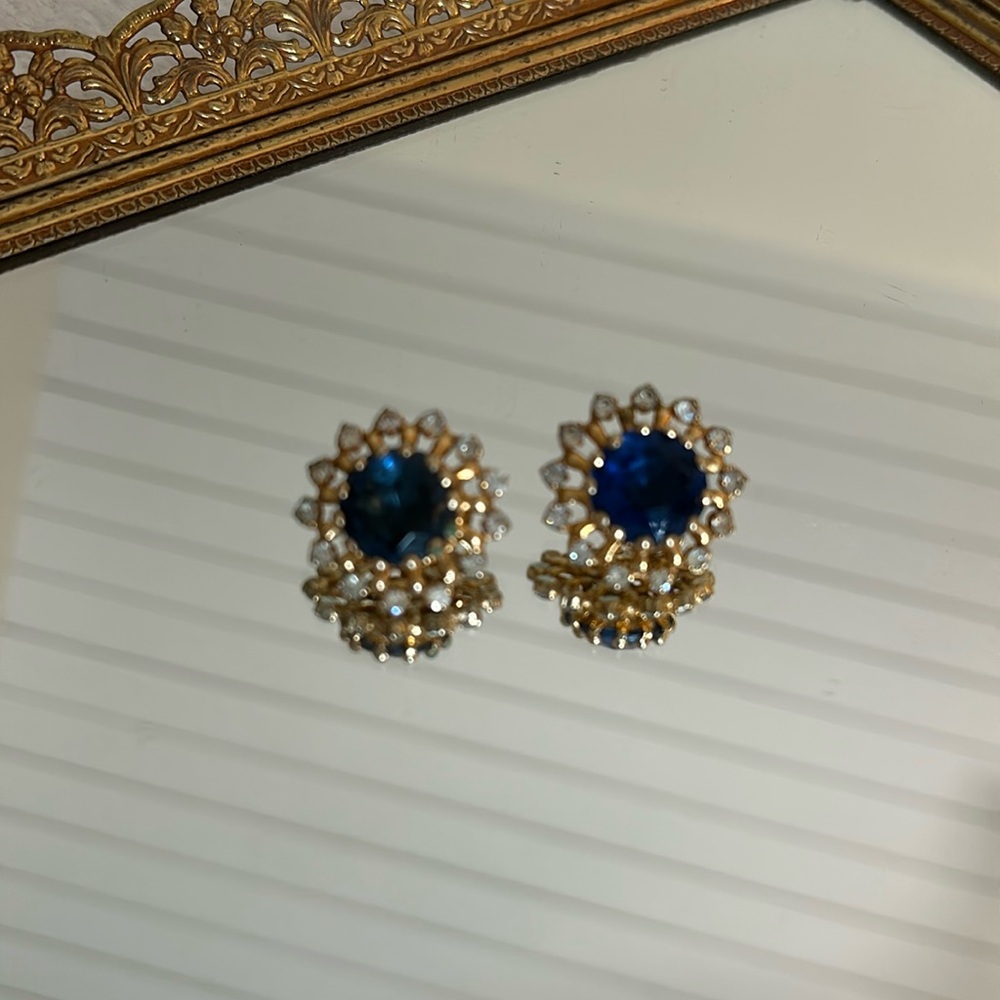 Vintagee 1960’s Clip-on Earrings
